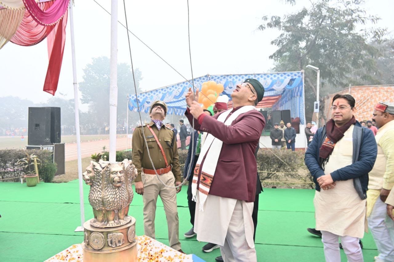 कृषि एवं कृषक कल्याण, सैनिक कल्याण मंत्री गणेश जोशी ने 75 वें गणतंत्र दिवस के अवसर पर ध्वजारोहण किया