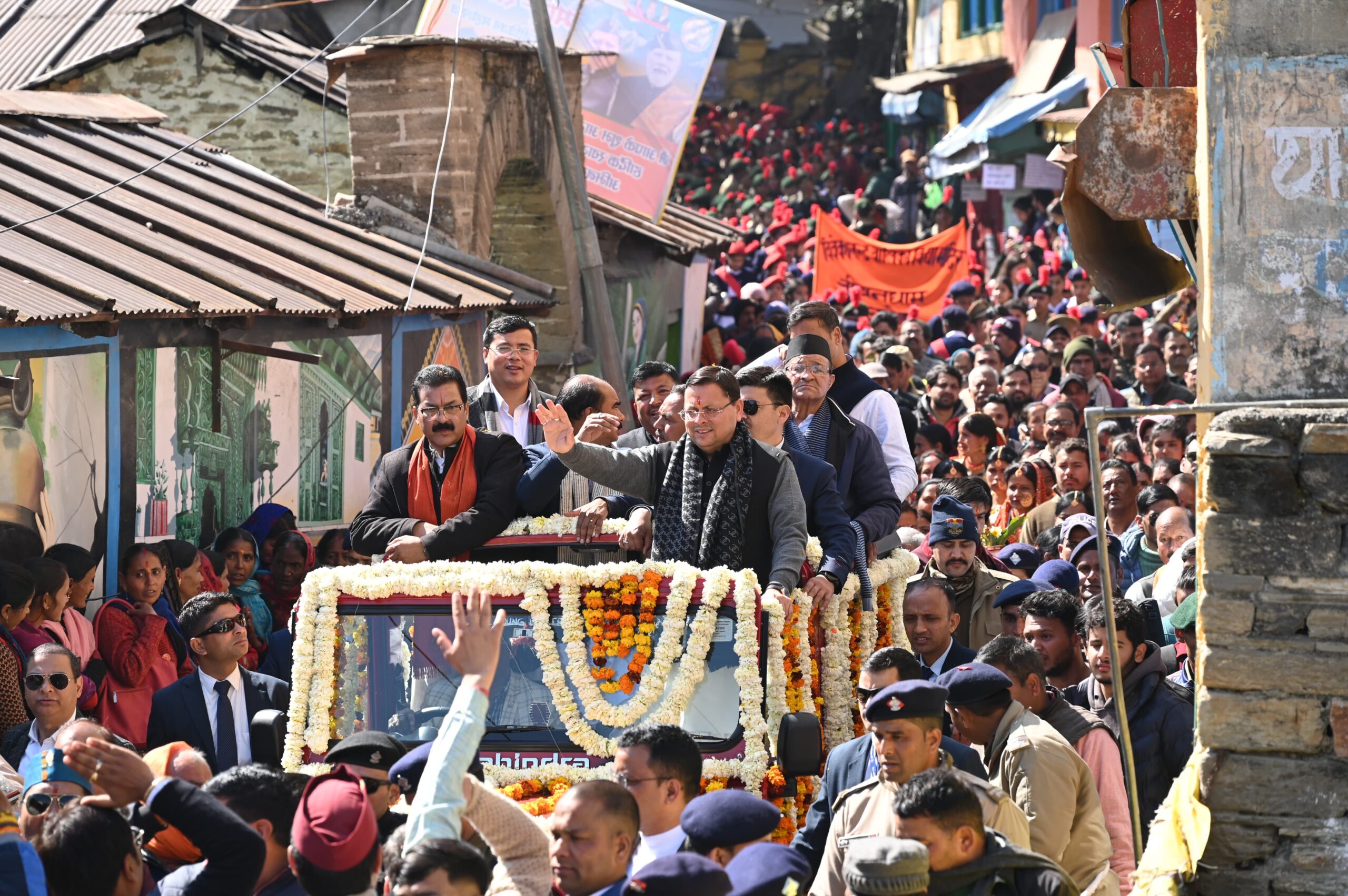 मुख्यमंत्री पुष्कर सिंह धामी का अल्मोड़ा में विशाल रोड शो,जनता ने पुष्प वर्षा कर मुख्यमंत्री का स्वागत किया