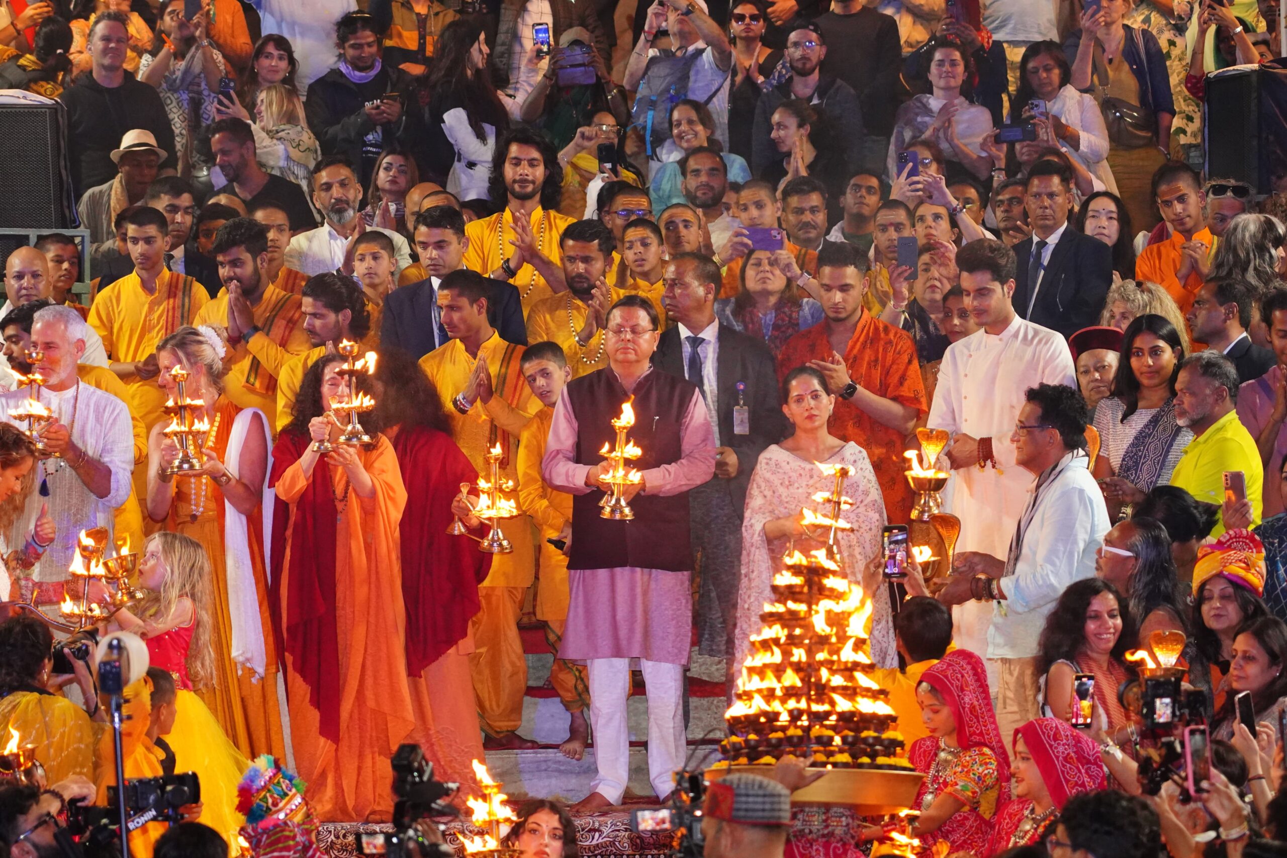 मुख्यमंत्री ने ऋषिकेश स्थित परमार्थ निकेतन में गंगा आरती कर पूजा की अर्चना 