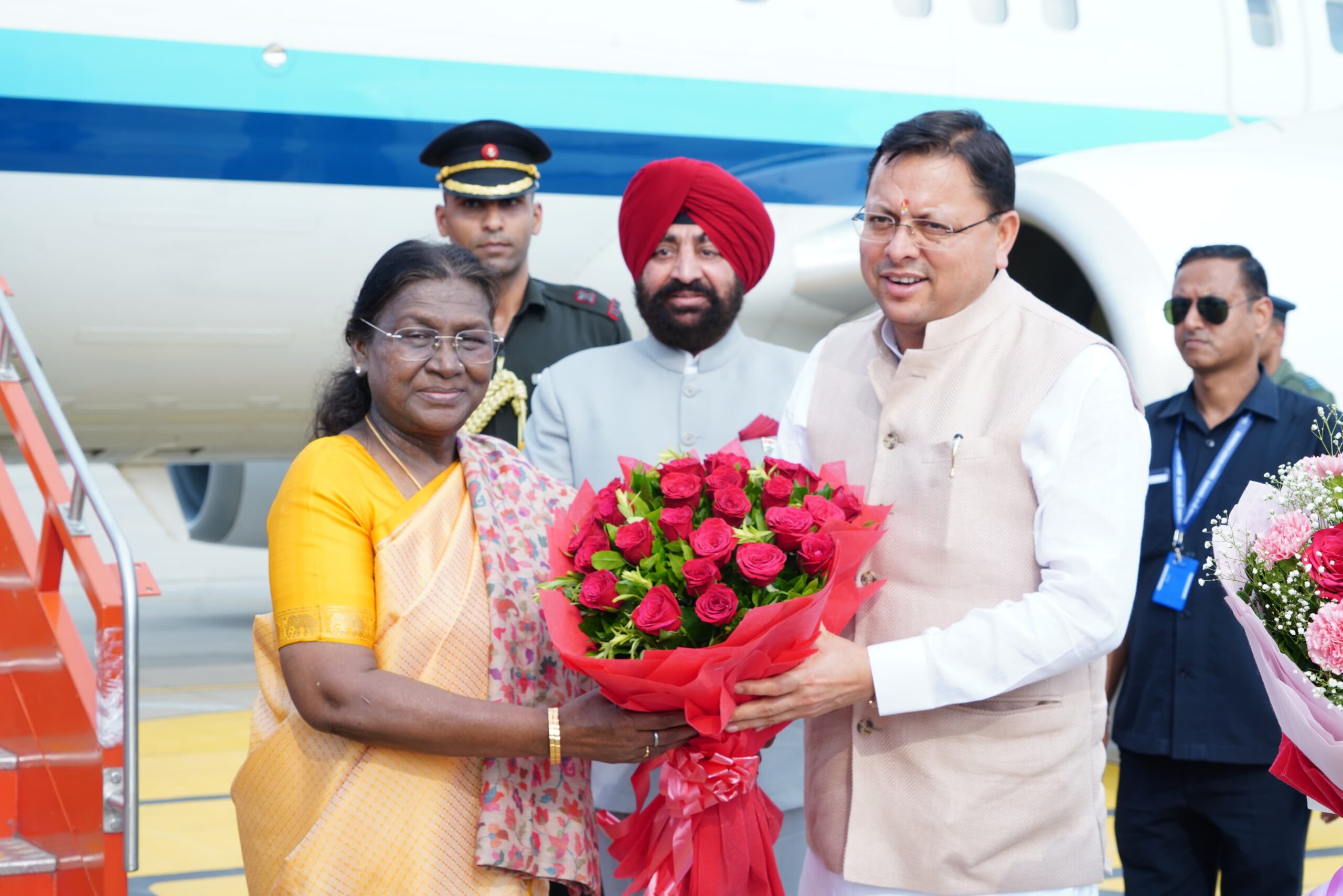 राष्ट्रपति श्रीमती द्रौपदी मुर्मु का लेफ़्टिनेंट जनरल गुरमीत सिंह तथा मुख्यमंत्री धामी ने उनका स्वागत एवं अभिनंदन किया