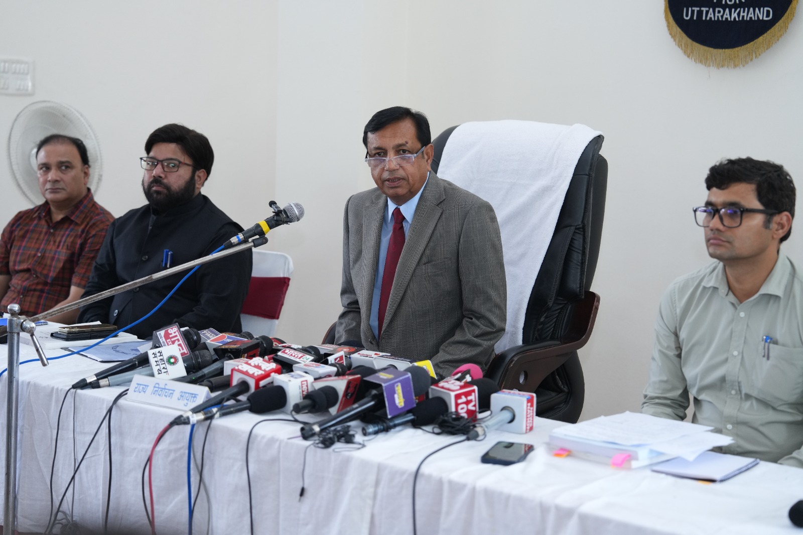 राज्य में नगरीय क्षेत्रों एवं जनपद हरिद्वार को छोड़कर आदर्श आचार संहिता लागू