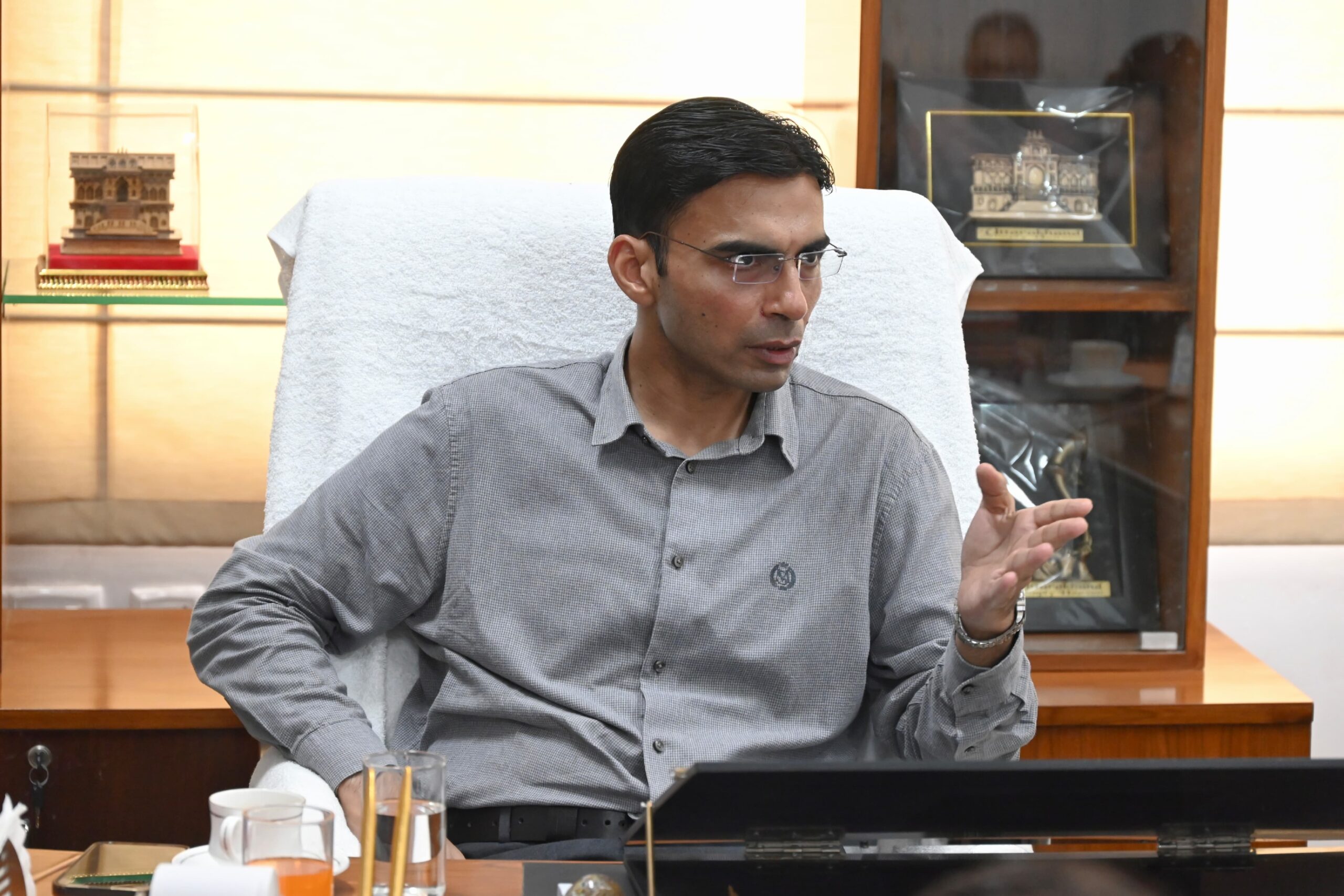 किसी भी हालत में ऋषिकेश शहर के जलभराव का समाधान करना है:डीएम