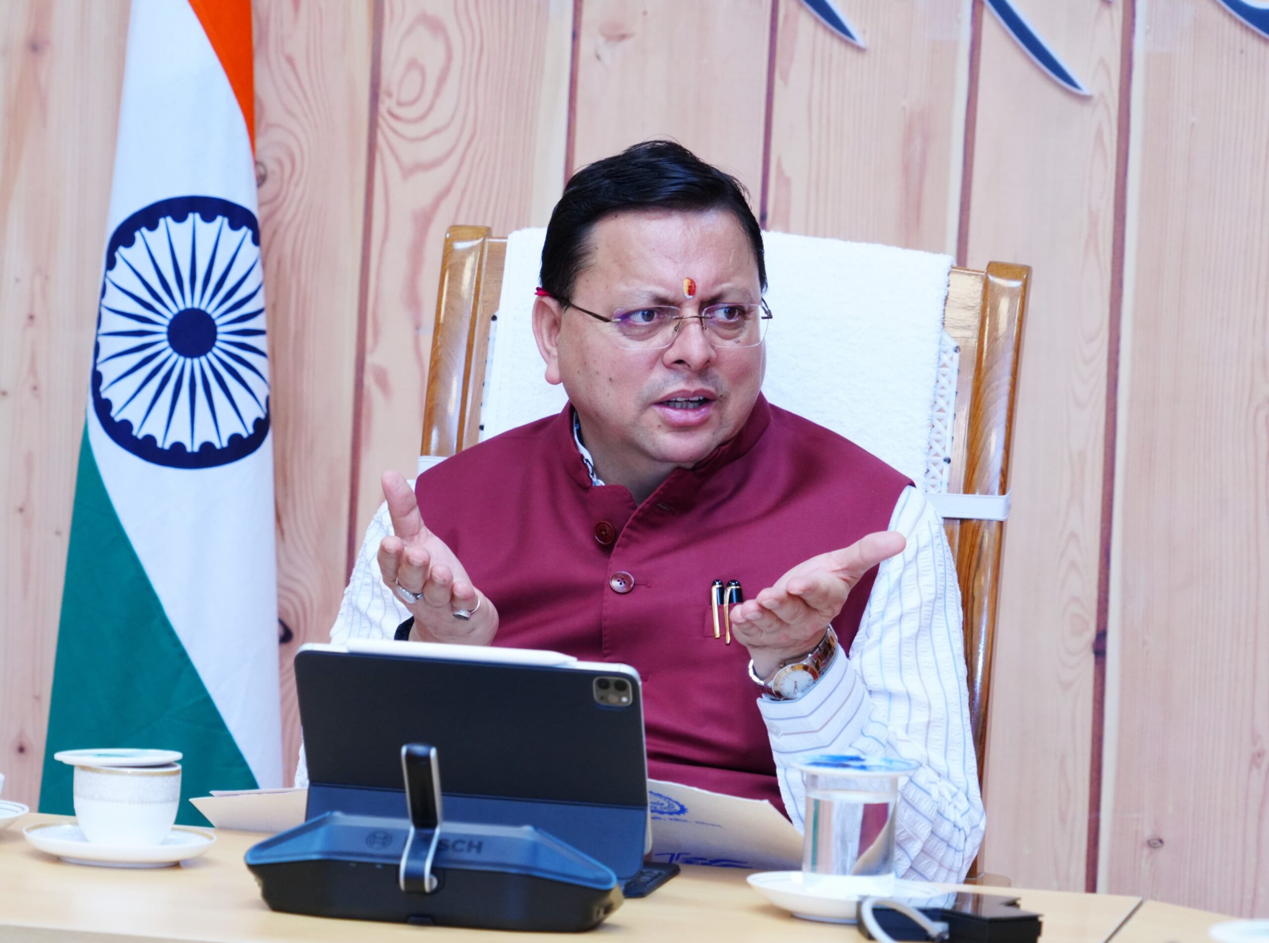 मुख्यमंत्री पुष्कर सिंह धामी ने मुख्यमंत्री आवास में उच्च स्तरीय बैठक के दौरान अधिकारियों को दिये निर्देश