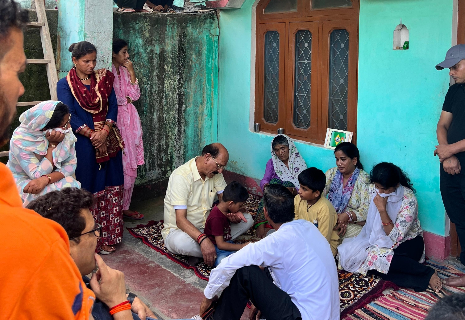 मंत्री सुबोध उनियाल ने देश सेवा में शहीद हुए सैनिक विजय सिंह गुसांई के परिजनों से भेंट कर गहरी संवेदना एवं सांत्वना व्यक्त की