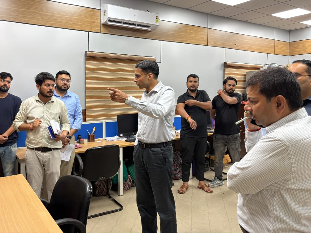 जिले में मूसलाधार बारिश, ग्राउंड जीरो पर डीएम, प्रातःकाल से ही सड़कों पर स्थिति का लिया जायजा