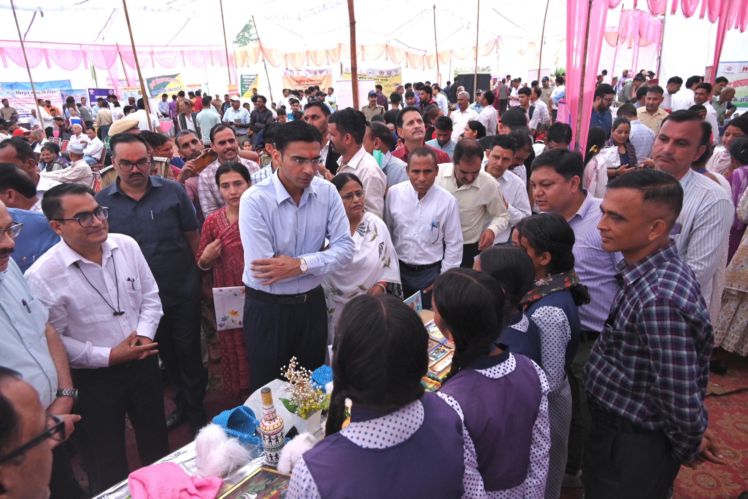 मुख्यमंत्री दुर्गम प्रथम के संकल्प को आगे बढ़ाते डीएम सविन; डीएम ने दूरस्थ क्षेत्र नागथात में बहुउद्देशीय शिविर लगाकर सुनी जन समस्याएं