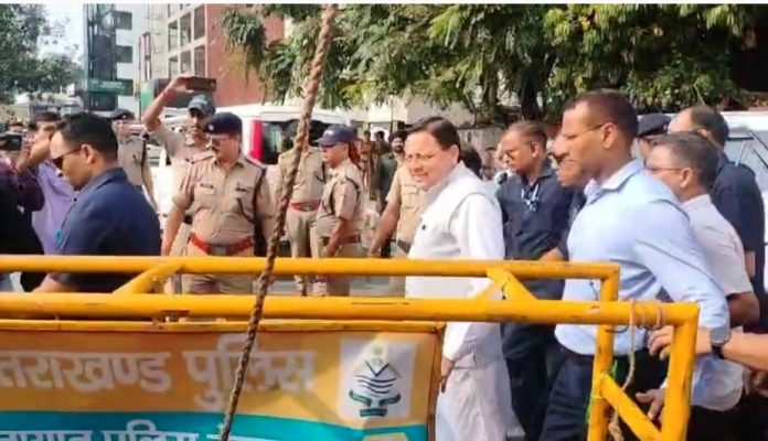 आंदोलन कर रहे बेरोजगार युवाओं की हुई बड़ी जीत ,धरना स्थल पहुंचे सीएम धामी पेपर लीक की कराएंगे CBI जांच