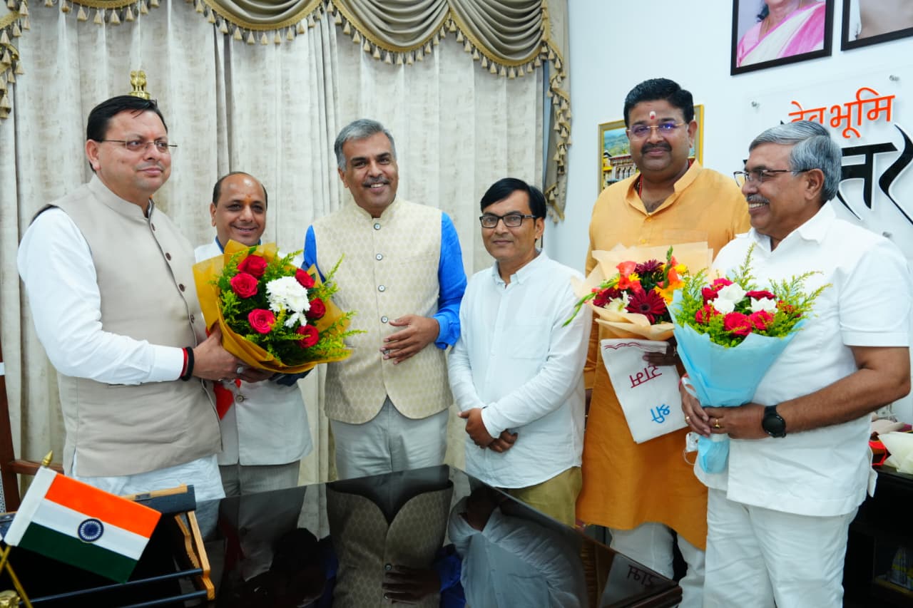 भाजपा के नवनियुक्त प्रदेश मीडिया प्रमुख  मनवीर सिंह  चौहान एवं मुख्य प्रदेश प्रवक्ता मुख्यमंत्री पुष्कर सिंह धामी से मुलाकात की
