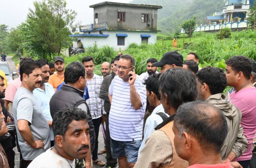 सहस्त्रधारा, सेरागांव, कार्लीगाड़ में अतिवृष्टि से नुकसान करते कैबिनेट मंत्री गणेश जोशी, आपदा प्रभावितों को हरसंभव मदद का दिया आश्वासन