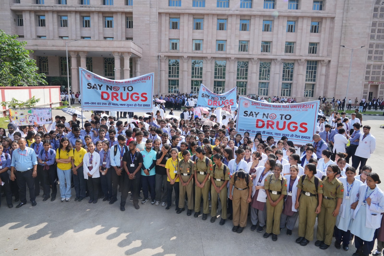 एसजीआरआरयू के छात्र-छात्राओं ने नशा विरुद्ध जनसंदेश रैली में दिया नशा ना करने का सन्देश