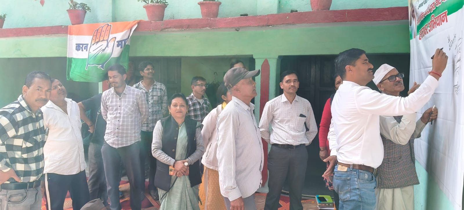 उत्तराखंड कांग्रेस प्रदेश अध्यक्ष  करन माहरा जी ने रानीखेत विधानसभा क्षेत्र के पातली में “वोट चोरी के खिलाफ हस्ताक्षर अभियान” में हिस्सा लिया