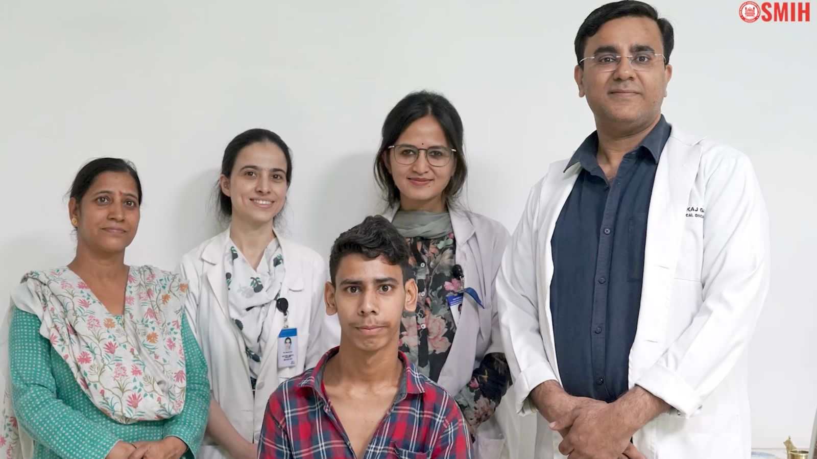 श्री महंत इंदिरेश अस्पताल में फुटबॉल के आकार का सीने का ट्यूमर हटाया गया , बिना बड़ा चीरा लगाए!