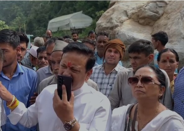 उत्तराखंड कांग्रेस प्रदेश अध्यक्ष माननीय  करन माहरा जी ने मसूरी विधानसभा क्षेत्र के भैंकल खाला (बादल घाटी) और आस-पास के गाँवों का दौरा कर आपदा पीड़ितों से मुलाकात की