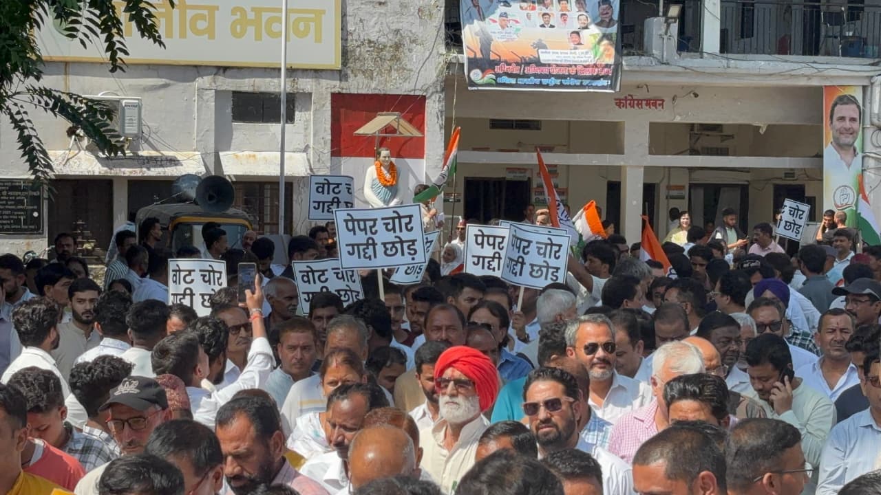 मुख्यमंत्री आवास कूच करते प्रदेश कांग्रेस अध्यक्ष करण माहरा,पूर्व अध्यक्ष प्रीतम सिंह, गणेश गोदियाल, काज़ी निजामुद्दीन सूर्यकांत धस्माना समेत सैकड़ों कांग्रेसी गिरफ्तार