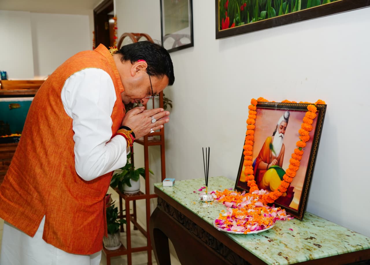 मुख्यमंत्री  पुष्कर सिंह धामी ने वाल्मीकि जयंती के अवसर पर महर्षि वाल्मीकि के चित्र पर श्रद्धा सुमन अर्पित कर उनका भावपूर्ण स्मरण किया