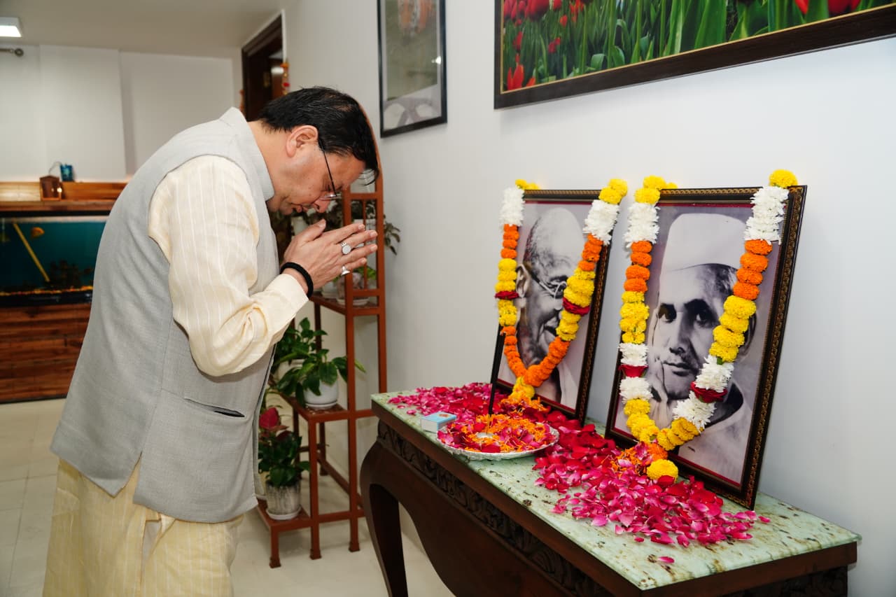 मुख्यमंत्री  पुष्कर सिंह धामी ने गांधी जयंती के अवसर पर मुख्यमंत्री आवास में राष्ट्रपिता महात्मा गांधी का स्मरण कर उन्हें  श्रद्धा सुमन अर्पित किए