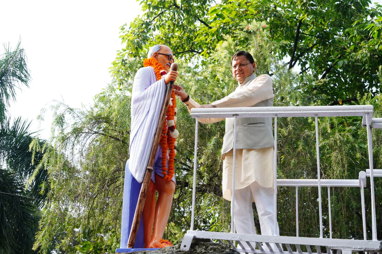 मुख्यमंत्री पुष्कर सिंह धामी ने राष्ट्रपिता महात्मा गांधी की जयंती के अवसर पर गांधी पार्क, देहरादून में उनकी प्रतिमा पर माल्यार्पण कर भावपूर्ण श्रद्धांजलि अर्पित की