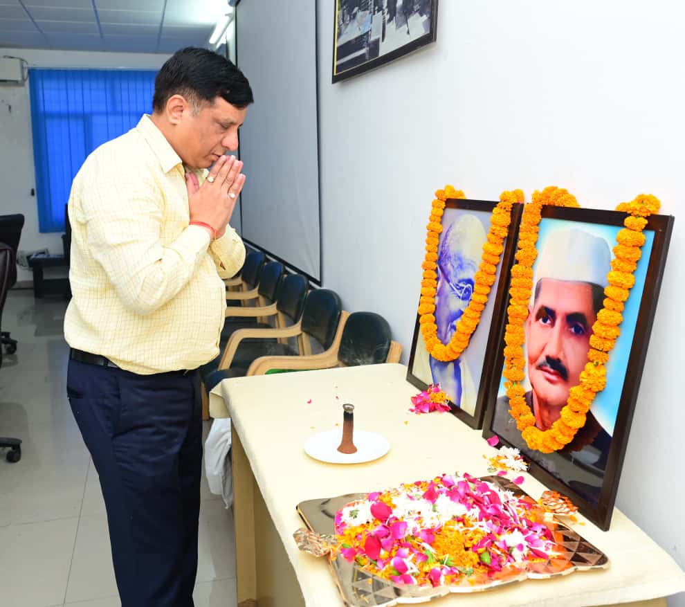महानिदेशक बंशीधर तिवारी सहित अधिकारियों एवं कर्मचारियों ने गांधी जी और शास्त्री जी के चित्र पर पुष्पांजलि अर्पित किया 