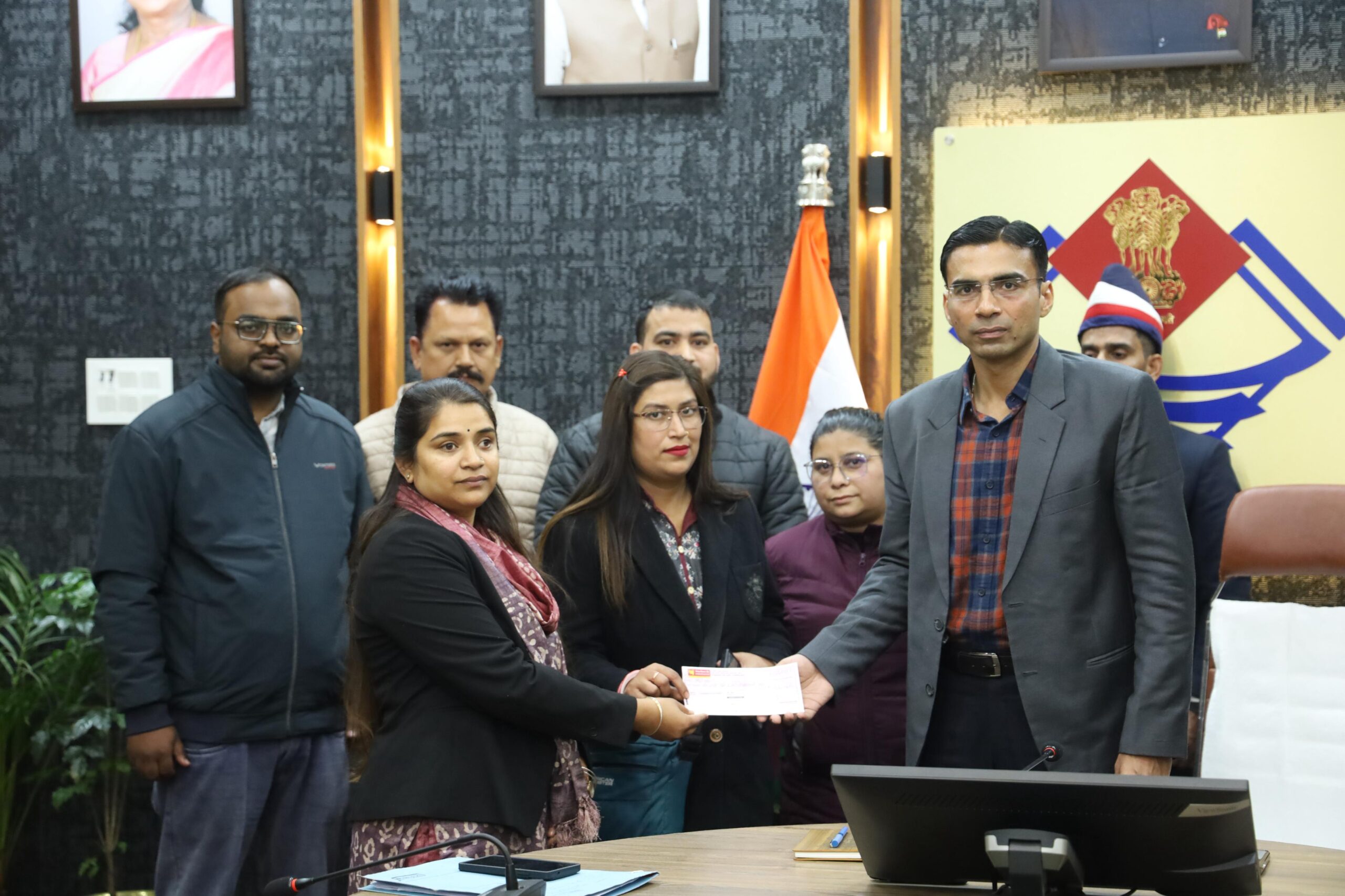 बैंक ऑफ बड़ौदा की मनमानी पर जिला प्रशासन का डंडा, बुजुर्ग विधवा कमलेश व असहाय पुत्री को मिला न्याय