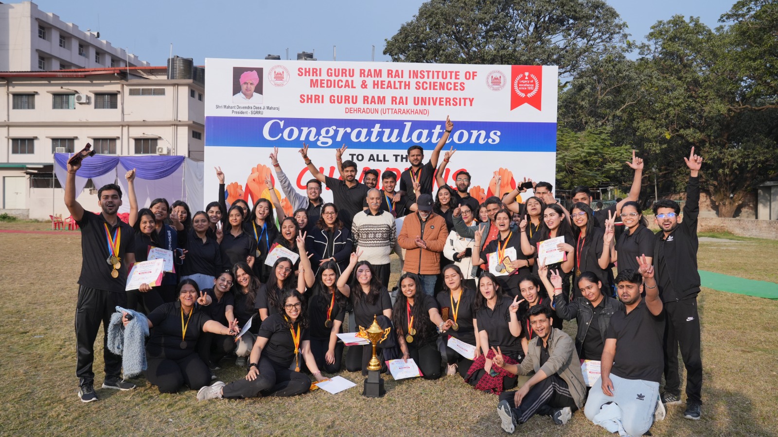एसजीआरआर मेडिकल काॅलेज एटलिटिका 2025 में एमबीबीएस 2021 बैच आॅवरआॅल चैम्पियन