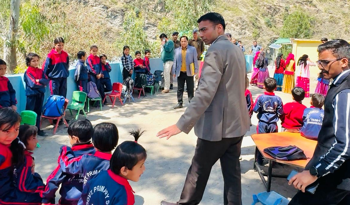 जिला प्रशासन का प्रयास आर्थिक स्थिति बच्चे की प्रतिभा के विकास में न बने बाधा