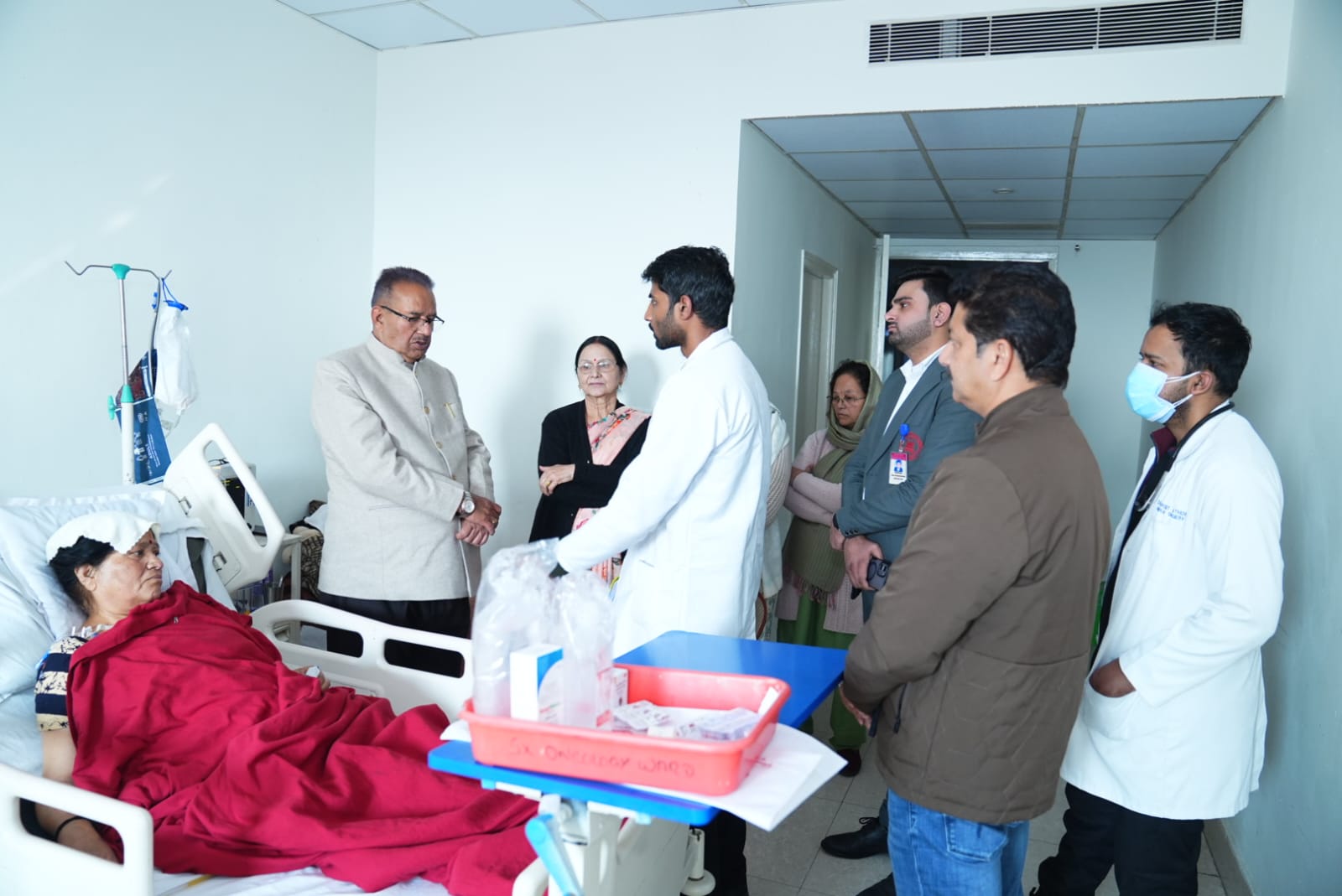 कैबिनेट मंत्री गणेश जोशी ने आज देहरादून स्थित निजी अस्पताल पहुंचकर भाजपा कार्यकर्ता संगीता असवाल का कुशलक्षेम जाना