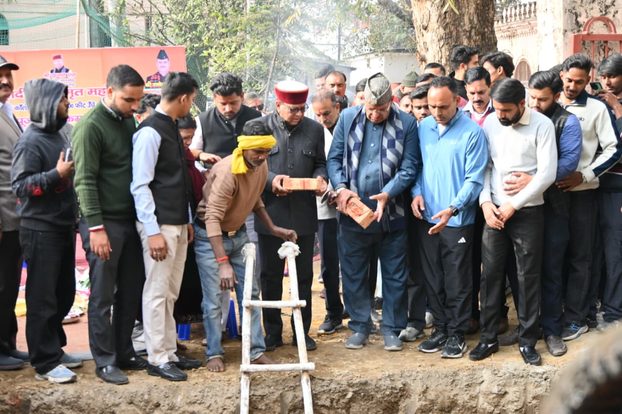 डीएवी पीजी कॉलेज में 100 फीट ऊँचे राष्ट्रीय ध्वज की स्थापना कार्यों का भूमि पूजन करते कैबिनेट मंत्री गणेश जोशी