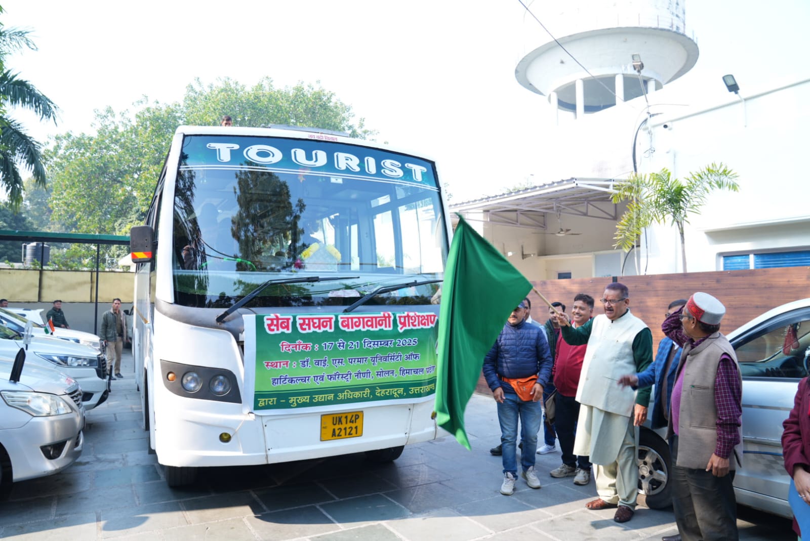 05 दिवसीय सेब एवं कीवी उत्पादन प्रशिक्षण हेतु हिमाचल के लिए हरी झंडी दिखाकर रवाना करते कृषि मंत्री गणेश जोशी