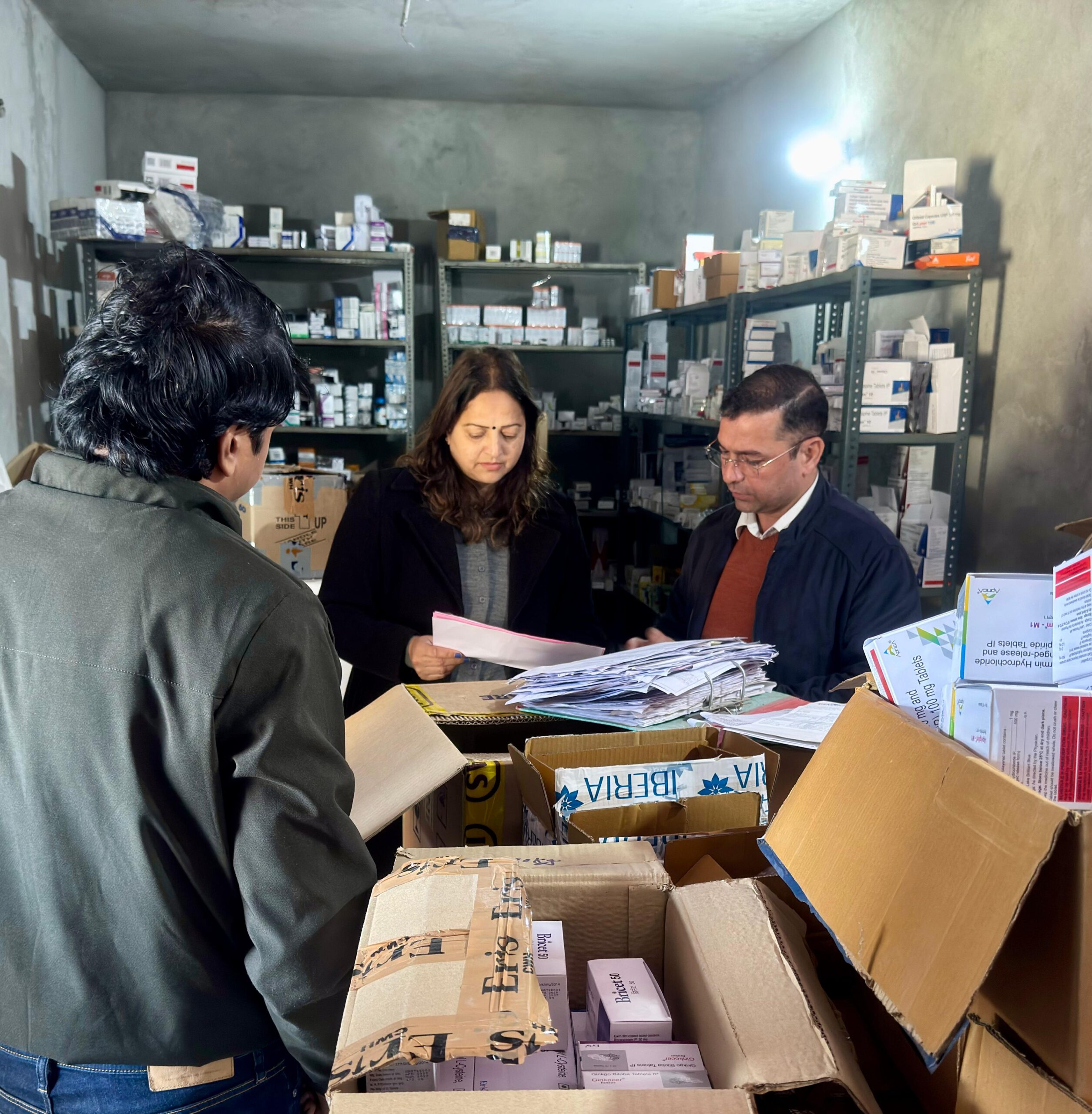 सचिव जिला विधिक सेवा प्राधिकरण, देहरादून  सीमा डुंगराकोटी द्वारा “safe drugs: safe life campaign के तहत ड्रग विभाग के साथ विभिन्न मेडिकल स्टोरों का संयुक्त निरीक्षण किया गया