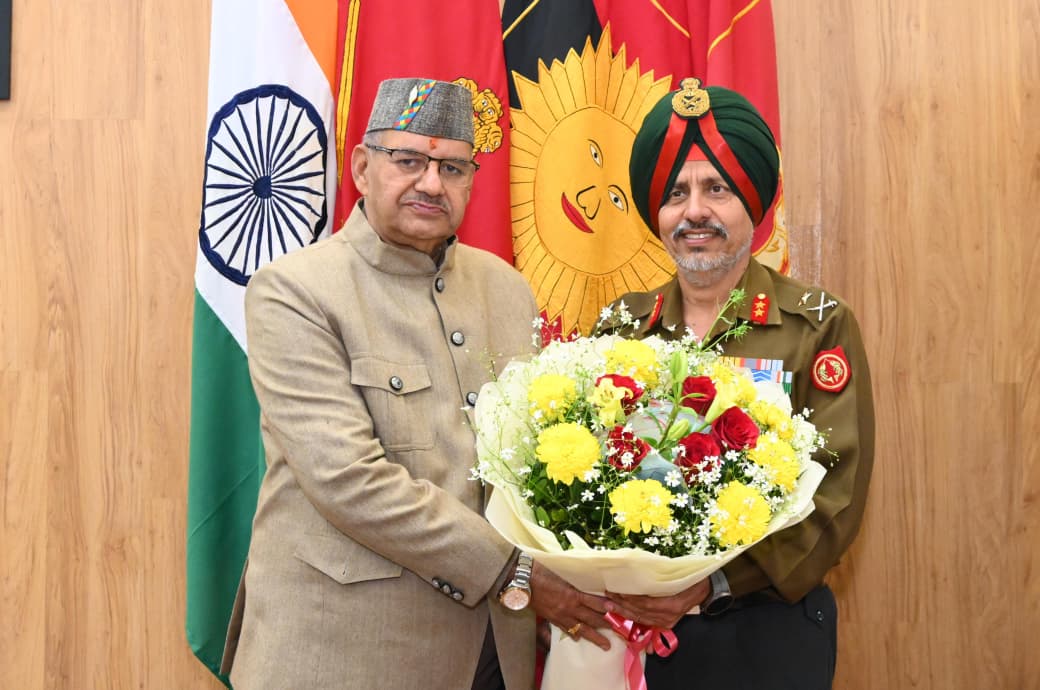 उत्तराखंड सब एरिया मुख्यालय में जीओसी और डिप्टी जीओसी को थल सेना दिवस की बधाई देते सैनिक कल्याण मंत्री गणेश जोशी