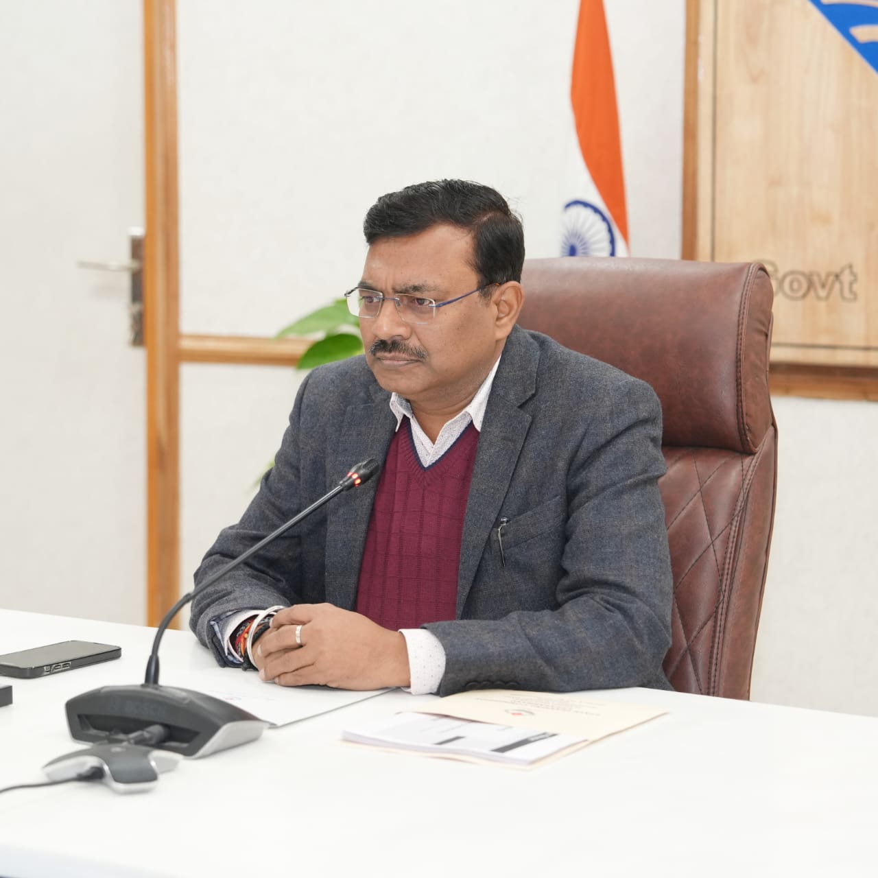 मुख्य सचिव  आनंद बर्द्धन ने  प्रधानमंत्री द्वारा विभिन्न अवसरों पर शिलान्यास की गयी परियोजनाओं की प्रगति की समीक्षा की