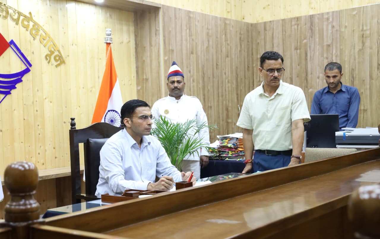 माँ के पाँव गिरकर माफी मांगो, वरना होगा जिला बदर डीएम