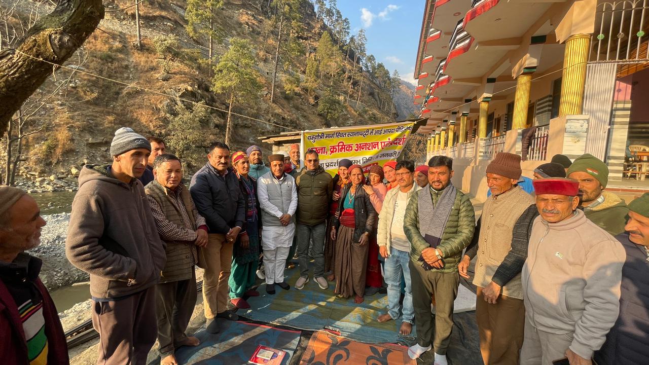 मीडिया प्रभारी चौहान के आश्वासन पर आपदा प्रभावितों का धरना स्थगित