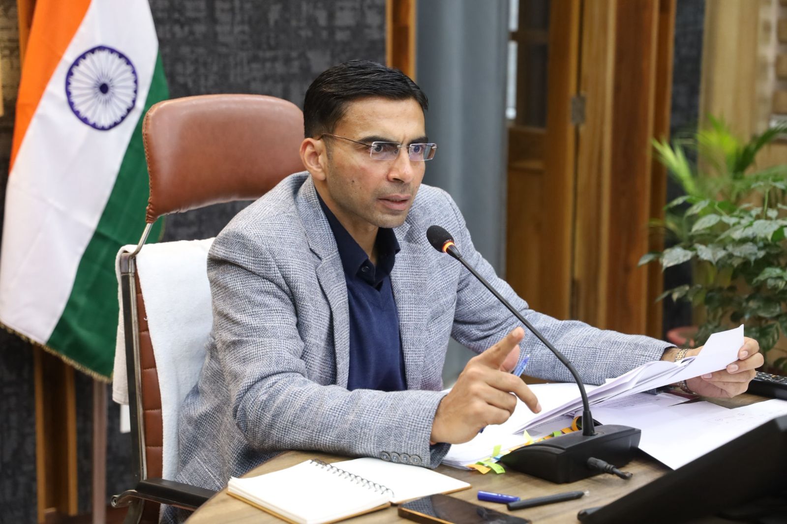 परिस्थितियों से वीरान बचपन; जरूरतमंद असहायों के अधिकारों के संरक्षण को दृढ़ संकल्प डीएम सविन ; शिक्षा की मुख्यधारा से जुड़ता सड़क पर बिखरा बचपन