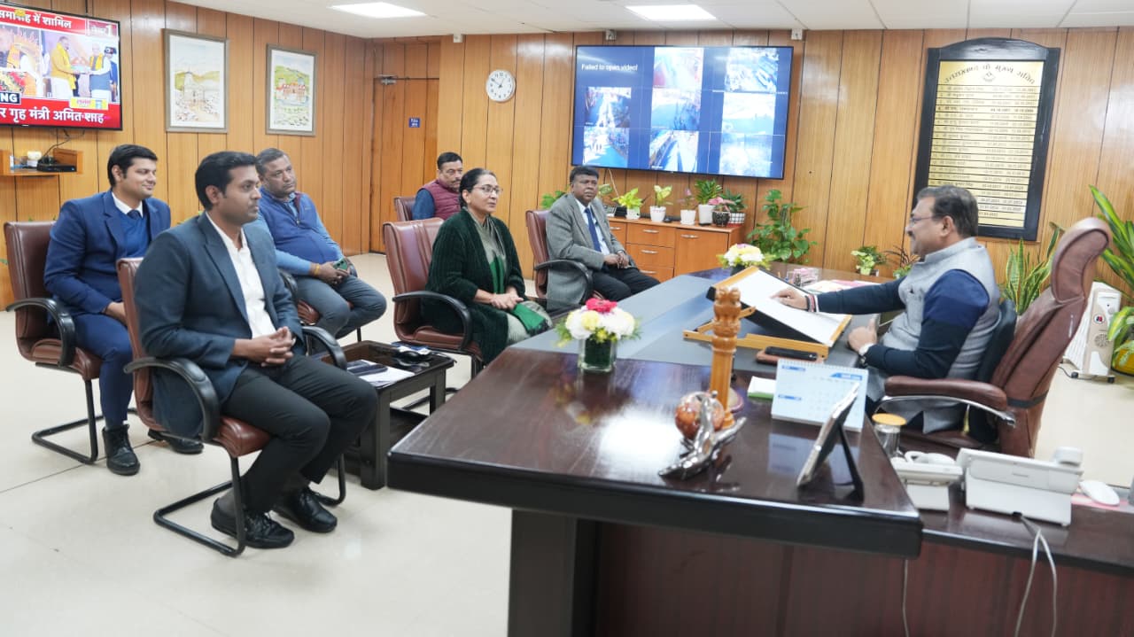 मुख्य सचिव आनंद बर्द्धन उत्तर रेलवे मुरादाबाद विनीता श्रीवास्तव के साथ मुख्य सचिव कार्यालय में बैठक सम्पन्न हुयी