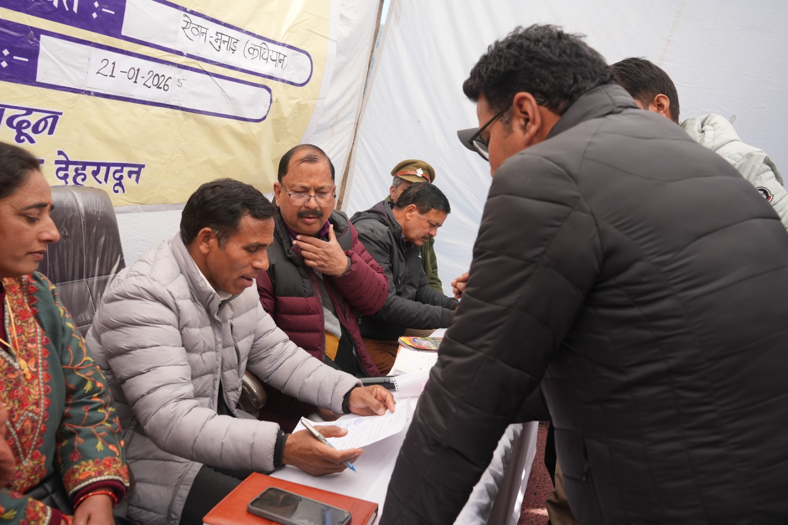 जन-जन के द्वार पहुंची सरकार सुदूरवर्ती गांव भटाड-कथियान में प्रशासन ने सुनीं जन समस्याएं,